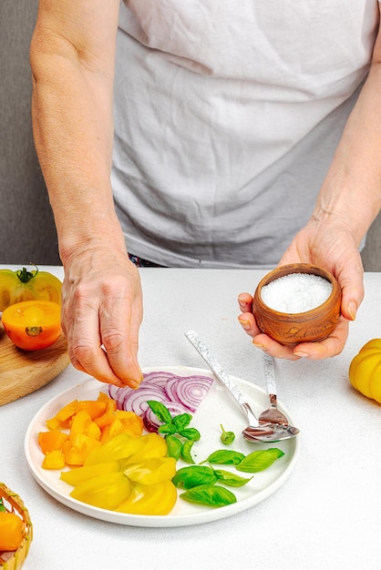 Kucharz przygotowujący posiłek