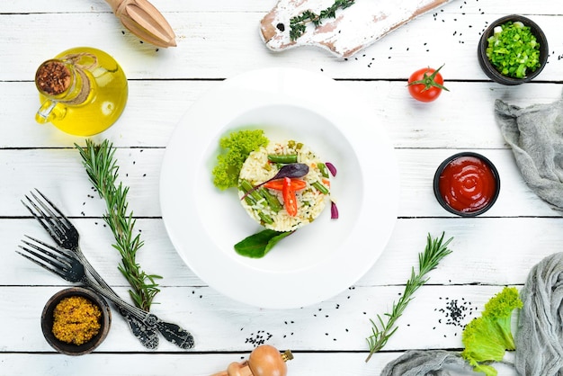 Świełe składniki i talerz z daniem